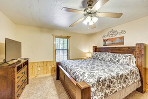 House (3 Bedrooms) | Interior - < 3 Mi to Broken Bow Lake: Hot Tub Haven! (Broken Bow)