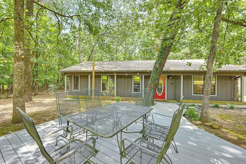 < 3 Mi to Broken Bow Lake: Wooded Haven!