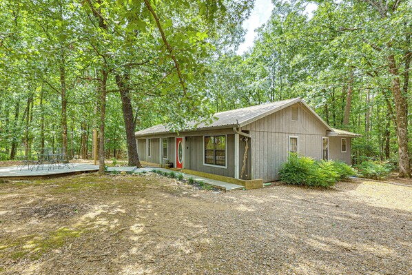 A rustic cabin with a porch, surrounded by dense forest. - < 3 Mi to Broken Bow Lake: Wooded Haven! (Broken Bow)