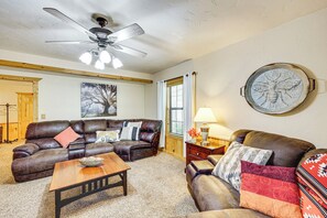 Interior - < 3 Mi to Broken Bow Lake: Hot Tub Haven! (Broken Bow)