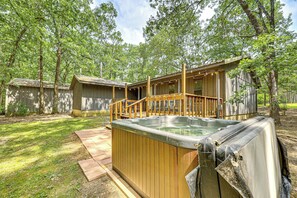 Interior - < 3 Mi to Broken Bow Lake: Hot Tub Haven! (Broken Bow)