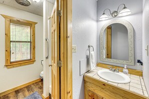 House (3 Bedrooms) | Interior - < 3 Mi to Broken Bow Lake: Hot Tub Haven! (Broken Bow)