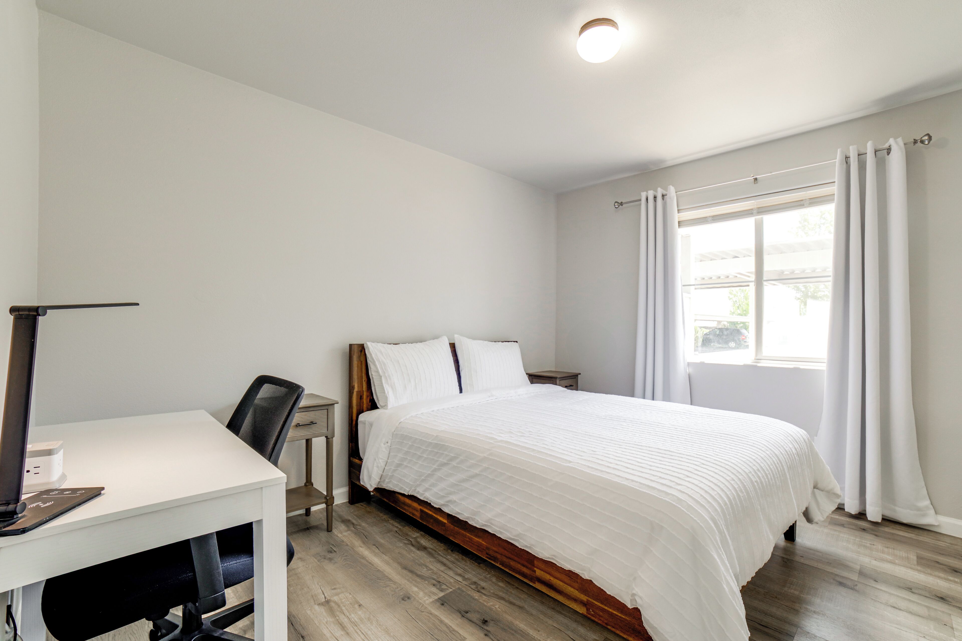 Une chambre à coucher avec un lit, un bureau et une chaise.