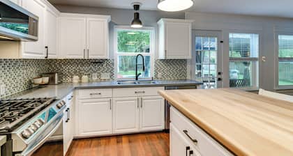 6 Mi to Northshore Park: Family Home w/ Pool!
