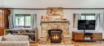 Walk to Barrett's Park: Wooded Cabin w/ Grill!