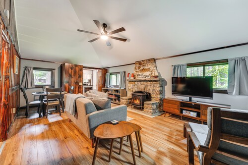 Walk to Barrett's Park: Wooded Cabin w/ Grill!