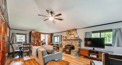 Walk to Barrett's Park: Wooded Cabin w/ Grill!