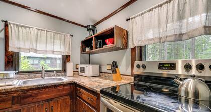 Walk to Barrett's Park: Wooded Cabin w/ Grill!
