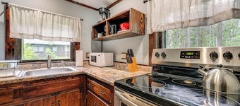 Walk to Barrett's Park: Wooded Cabin w/ Grill!