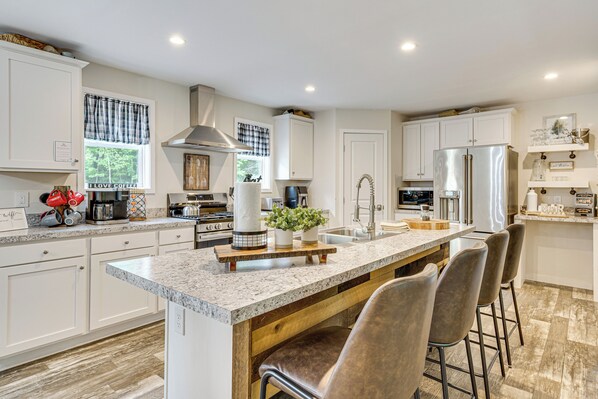 House (3 Bedrooms) | Interior - 10 Mi to Echo Lake: Wooded Escape w/ Grill! (Conway)