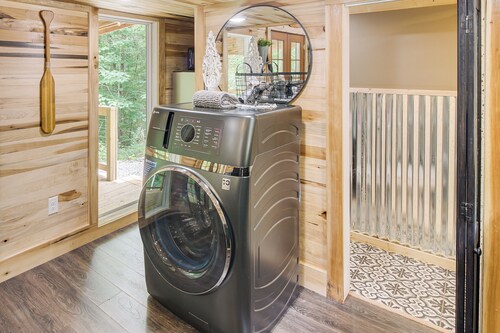 1 Mi to Lake: Charming Byrdstown Retreat w/ Deck!