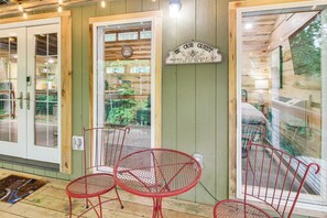 Apartment (0 Bedroom) | Interior - 1 Mi to Lake: Charming Byrdstown Retreat w/ Deck! (Byrdstown)