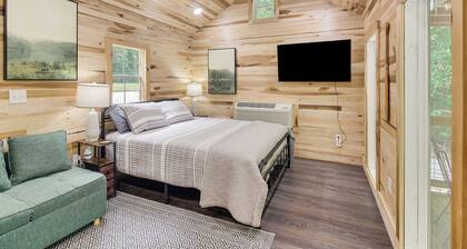 1 Mi to Lake: Charming Byrdstown Retreat w/ Deck!