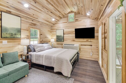 1 Mi to Lake: Charming Byrdstown Retreat w/ Deck!