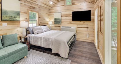 1 Mi to Lake: Charming Byrdstown Retreat w/ Deck!