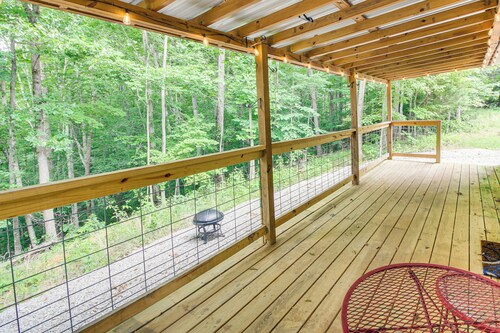 1 Mi to Lake: Charming Byrdstown Retreat w/ Deck!