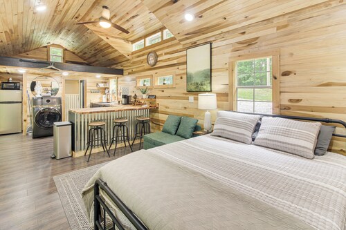 1 Mi to Lake: Charming Byrdstown Retreat w/ Deck!