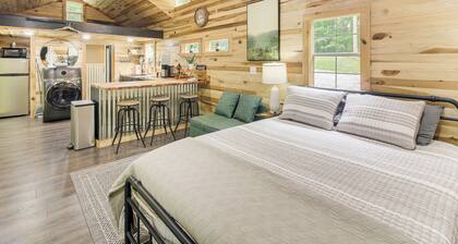 1 Mi to Lake: Charming Byrdstown Retreat w/ Deck!