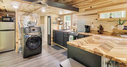 1 Mi to Lake: Charming Byrdstown Retreat w/ Deck!