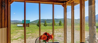Close to Green River: Quaint Mtn-view Studio!