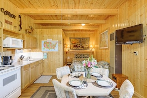 Interior - Close to Green River: Quaint Mtn-view Studio! (Cora)