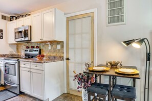 Apartment (2 Bedrooms) | Interior - 8 Mi to Long Beach: Cozy Apt w/ Fenced Yard! (Baldwin)