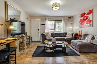 8 Mi to Long Beach: Cozy Apt w/ Fenced Yard!