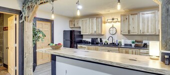 6 Mi to Main Street: Dog-friendly Home in Dover!