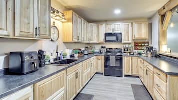 House (4 Bedrooms) | Interior