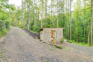 Apartment (0 Bedroom) | Interior - Blue Ridge Mtn Cottage w/ Fire Pit in Weaverville (Weaverville)