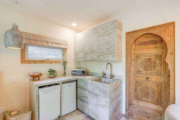 Apartment (0 Bedroom) | Interior - Blue Ridge Mtn Cottage w/ Fire Pit in Weaverville (Weaverville)