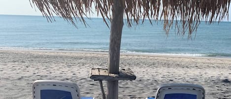Nära stranden, solstolar och strandhanddukar