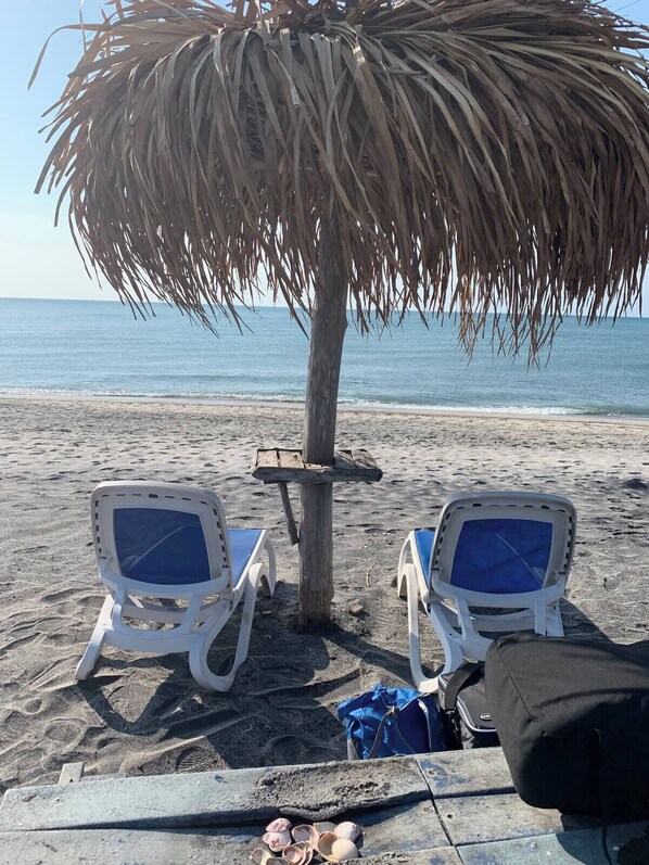 Plage à proximité, chaises longues, serviettes de plage