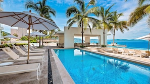 4 bedrooms, Internet - Beachfront Luxury 4BR Penthouse With Incredible Ocean Views (Puerto Vallarta)