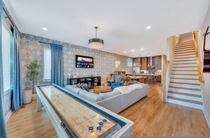 9 bedrooms, Internet - Ultimate Rooftop Double Games BBQ Skyline Views (Nashville)