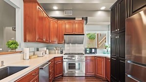 House | 5 bedrooms, Internet - Spacious Family Retreat w Game Room Scenic Decks (Chino Hills)