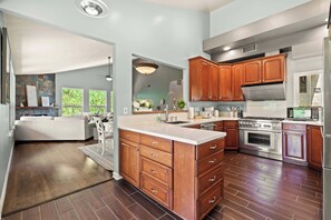 House - Spacious Family Retreat w Game Room Scenic Decks (Chino Hills)