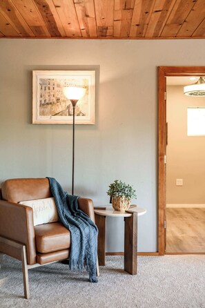 House - Spacious Family Retreat w Game Room Scenic Decks (Chino Hills)