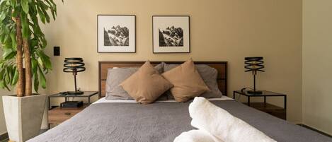 1 habitación, escritorio, tabla de planchar con plancha y cuna de viaje