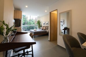 1 makuuhuone, työpöytä, silitysrauta/-lauta, vauvan matkasänky