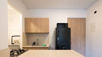 Refrigerador, microondas, parrilla de estufa y cafetera y tetera