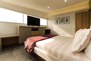 1 bedroom, desk, iron/ironing board, WiFi