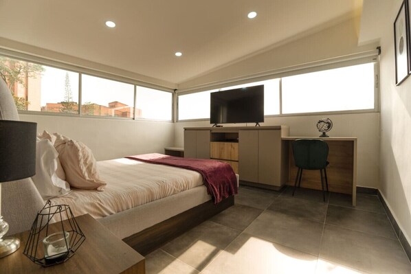 1 habitación, escritorio, tabla de planchar con plancha y wifi