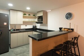 Kylskåp, mikrovågsugn, spishäll och kaffe- och tebryggare