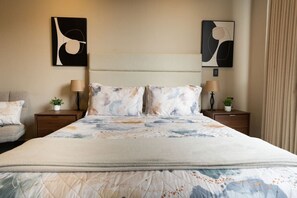 Bureau, fer et planche à repasser, lit parapluie, Wi-Fi