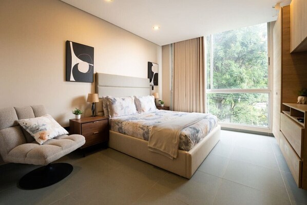 Bureau, fer et planche à repasser, lit parapluie, Wi-Fi