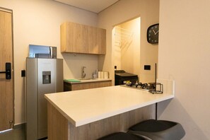 Een koelkast, een microgolfoven, een koffiezetapparaat/waterkoker