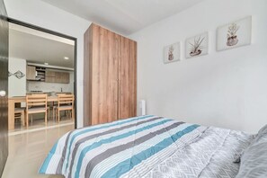 Schreibtisch, Bügeleisen/Bügelbrett, Reisekinderbett, WLAN