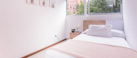 3 habitaciones, escritorio y tabla de planchar con plancha
