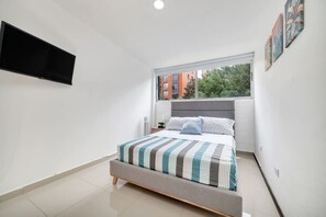 3 slaapkamers, een bureau, een strijkplank/strijkijzer, reisbedje